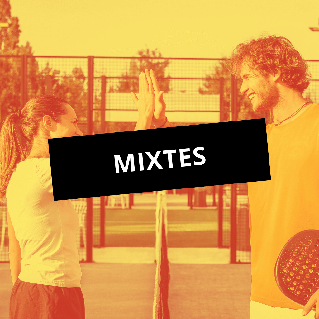 Un match de padel mixte avec joueurs et joueuses réunis sur le court à Perpignan